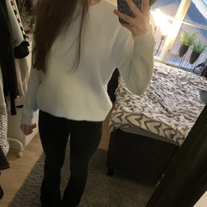 Stickad tröja - Super mysig stickad tröja från hm i bra skick då den knappt är använd 💗färg baby blå