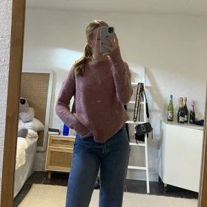 Stickad tröja - Gammelrosa, stickad tröja! Säljer pga av att jag inte använder plagget. Storlek: XS (passar de som bär S). Skick: Mycket bra, knappt använd.