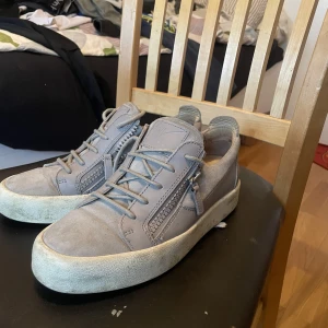 Giuseppe Zanotti Skor - Säljer ett par gråa zanottis i storlek 41! (Dustbag ingår) Smutsiga men bra skick. Skriv om ni har frågor 👟