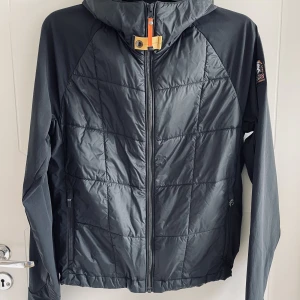 Parajumpers Pjs shrike jacket stl S - Parajumpers shrike jacket stl S herr Svart. Äkta, köpt på Länna Sport. Följesedel visas i samband med köp. Köpt i April. Knappt använd. Nyskick med tags. Nypris 4200 kr. Normal i storleken. Skickar spårbart med posten för 69 kr #pjs#parajumpers# 