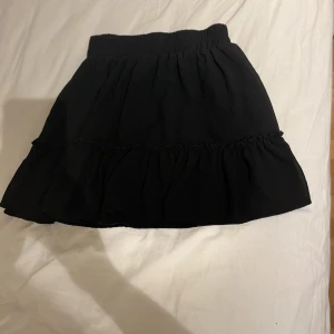 Svart minikjol med volanger - Hör gärna av er om ni har några frågor! Köpare står för frakten!