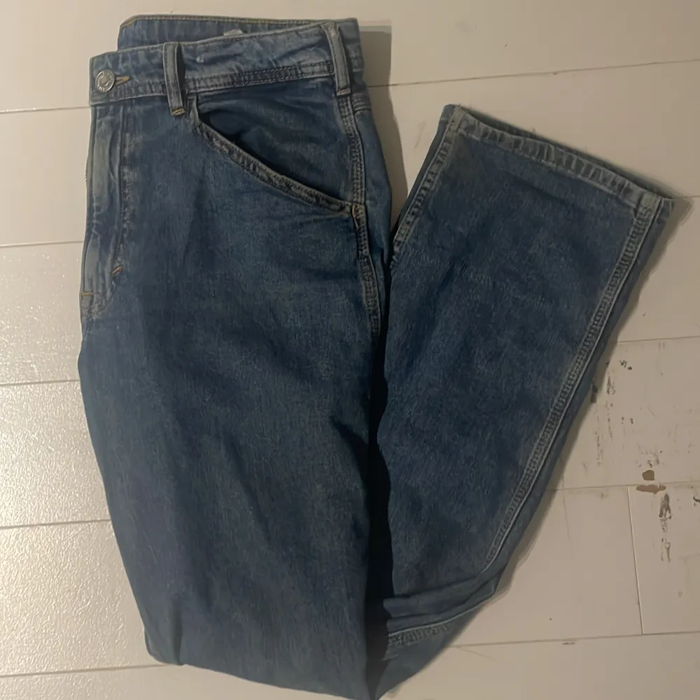 Ett par snygga jeans köpta från h&m, passformen är 29/32 och är i ganska bra skick. Jeansen är straight fit och om du är sugen på att köpa så får du gärna höra av dig!. Jeans & Byxor.