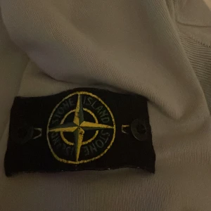 Stone island tröja - Tröjan är lite urtvättad men inget som märks jättemycket. Storlek medium och är köpt här.skriv om fler bilder eller frågor. Är ljus lila 