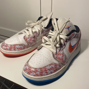 Nike air jordan - sällsynt design! - Säljer mina speciella air jordans.  Coolt utförande med olika färg på sulorna och detaljer med text. Stl 40. Använt skick men mycket fräscha!