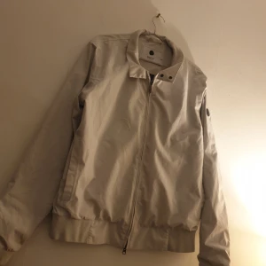 Harry No nationality jacka - Lätt jacka i kräm/grå/vit färg. Som helt ny. 