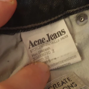 Acne jeans - Grå jeans med raka ben. Strl 26" men skulle säga att de ev är lite stora i storleken så mer som 27..