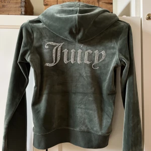 Juicy Couture Hoodie Dark Moss - Använd 1 gång, så plagget är som nytt. Inköpt för 1300kr från Juicys hemsida, kvitto finns. Något ljusare i verkligheten än på bild.