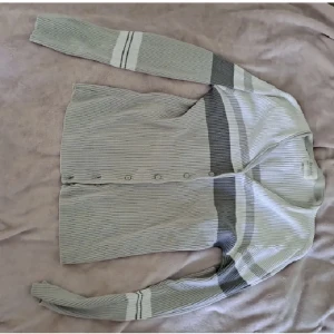 Stickad tröja - Kofta med olika nyanser av grå. (Och vit). Långa ärmar. För mer info skicka pm. Pris är diskuterbart vid snabb affär. Ansvarar inte för paketet under frakten. Köparen står för frakt. 😊