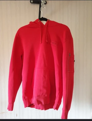 ALPHA Industries hoodie L - En hoodie i bra kvalitet med dragkedjeficka på ärmen. Knappt använd då jag inte gillar färgen. Fler bilder skickas gärna privat.