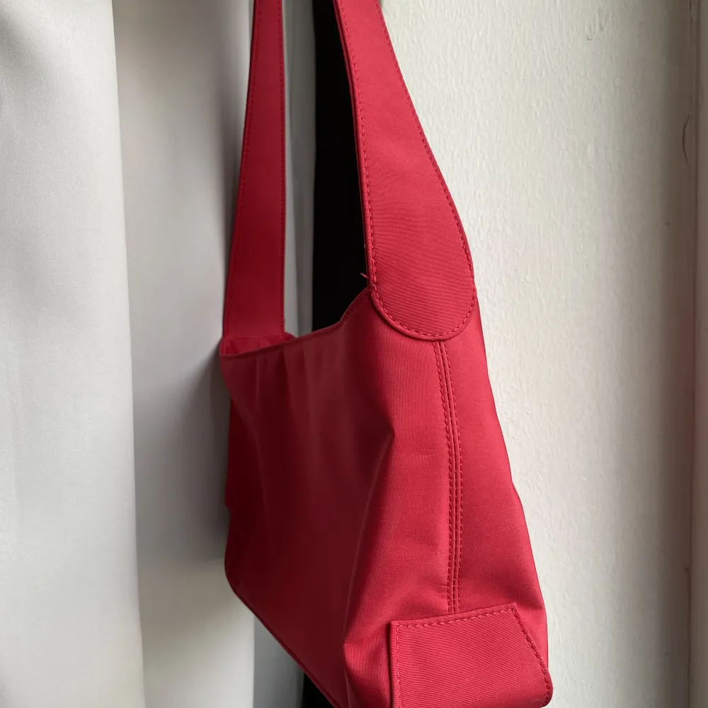 Röd väska ifrån Åhléns, snygg och rymlig och perfekt att ha till vardag som fest❣️. Väskor.