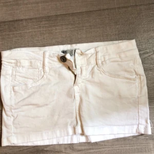 Vit jeans kjol - Säljer en vit jeans kjol som var för kort för mig som är ca 170 cm, passar dig som är lite kortare! Väldigt fin annars och förekommer inga defekter. 