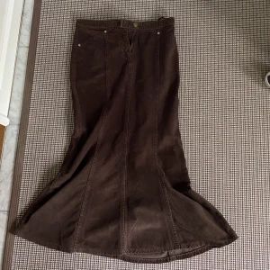 Maxikjol - Supersnygg mörkbrun maxikjol i manchester material!!  Passar perfekt nu till hösten 🍁  Älskar men säljer då jag tycker att den har blivit lite liten för mig :/  Midjemåttet: 80 cm Längd: 86 cm Skriv gärna om det finns några frågor🥰