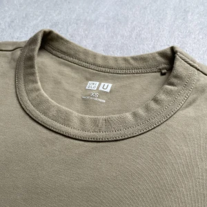 En grå-brun t-shirt - En t-shirt från Uniqlo kostade mig omkring 250 spänn 