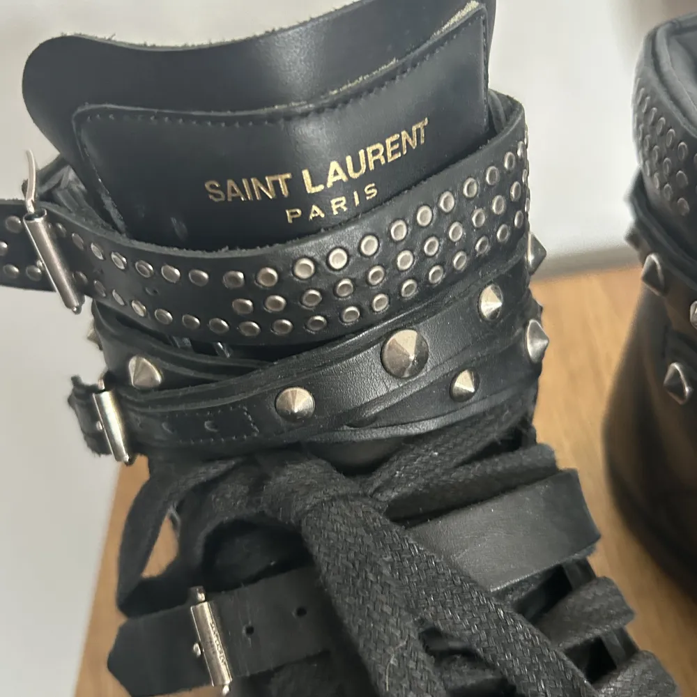 Coola skor från Saint Laurent Paris i storlek 37.5. Använda ett fåtal gånger. Nypris ca. 600 euro.. Skor.