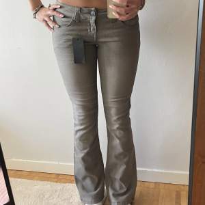 Jättesnygga gråa lågmidjade Bootcut jeans med detaljer på bakfickan. Skriv för fler bilder eller mått💞