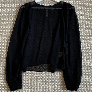 Blus Lindex - Lätt och bekväm blus med puffärm från Lindex i storlek S. Använd fåtal gånger. Säljes pga att den sällan används.   För köp, kontakta via Instagram juliarydbergg