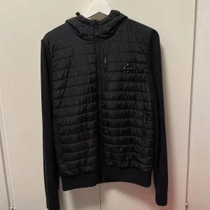 J.Lindeberg Cardigan  - Helt ny J.Lindeberg hybrid jacka, aldrig använd. Skriv vid frågor eller funderingar!