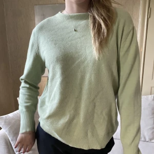 Fin stickad tröja - Ljusgrön finstickad tröja som bara kommit till användning nån gång men har i topp skick. Hör av er vid intresse!