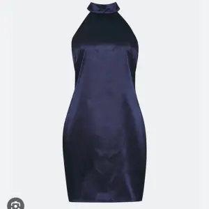 Marinblå klänning från Bikbok Aldrig använd endast testad, slutsåld på bikbok Storlek medium Nypris 399:- 