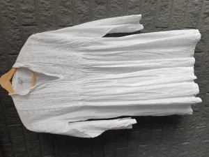 Vit sommarklänning  - Vid modell sval tunn