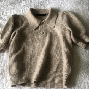 Beige stickad topp - Super söt cream beige topp som liknar Blair waldorfs stil lite grann🫶🏻 den är från Vera Moda och i bra skick💞 köparen står för frakten💗