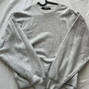 vanlig grå basic sweatshirt från bikbok. Frakt tillkommer!