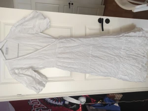 Lång vit klänning  - Finns i Frölunda alt skickas  Bra använt skick (Hund och katt finns i hemmet)