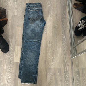 Raka Zarajeans - Storlek 36  Raka zarajeans i en mörkare blå färg. 