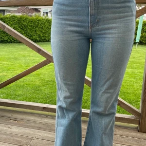 Filippa K jeans - Ljusblå jeans från Filippa K. Använda ett fåtal gånger. Köpta för cirka 2000kr.