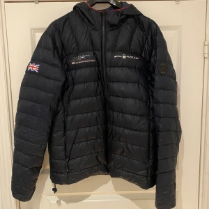 Sail Racing Jacka - Storlek L - Sail Racing Jacka (mörkblå). Höst/vår jacka. Storlek L. Fint skick. Hör av dig vid frågor. 