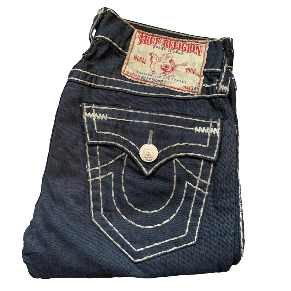 True religion jeans (size 31x34) Mått -> (midjemått: 42,5cm) (Ytterbenslängd: 103cm) (Innerbenslängd: 77cm) (Benöppning: 25cm) Kom privat för fler bilder samt frågor! jeansen är tvättade efter bilderna togs!. Jeans & Byxor.