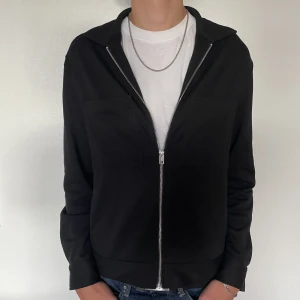 Overshirt  - Säljer en väldigt snygg overshirt med dragkedja på grund av att den är för kort för mig som man ser, passar med vit T-shirt under och även en skjorta så det blir extra ”grishigt” hör av er vid funderingar🤝