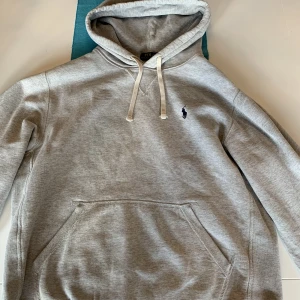Ralph lauren hoodie - Ralph lauren hoodie i nyskick endast använd ett fåtal gånger. Köpt på boozt för 1500kr. 