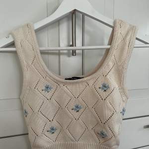 Cropped knit från Chiquelle! Använd endast 1 gång och är i fint skick! 