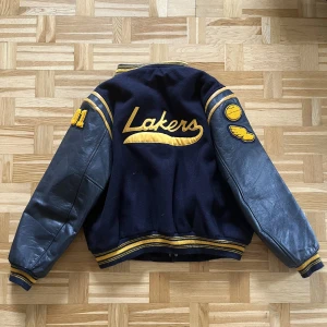 Varsity jacket - Amerikansk vintage, Mycket bra skick. Egentligen L men funkar bra som oversized för S och M 
