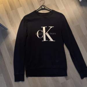 Fin Calvin Klein tröja sweatshirt. Mörkblå skick 10/10. (Smidig affär = lägre pris) nypris 1099kr