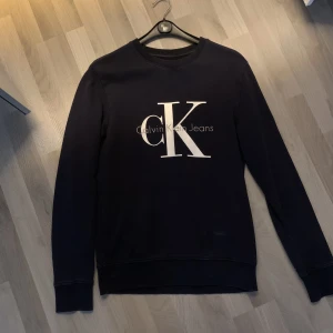 Calvin Klein tröja - Fin Calvin Klein tröja sweatshirt. Mörkblå skick 10/10. (Smidig affär = lägre pris) nypris 1099kr