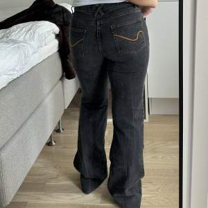 Superfina mörka jeans med superbra passform!