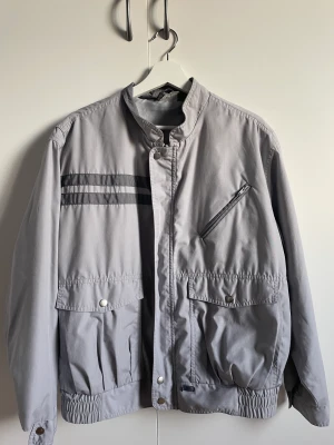 Vintage jacka - Skaljacka köpt vintage. Vet inte storlek eller märke, men är oversized på mig som har xs/s