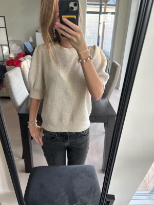 Kortärmad stickad tröja! - Säljer denna superfina stickade lite puffärmade tröjan! ❤️Köptes i början av sommaren men i fint skick, lite nopprig men inget man tänker på. Nypris: 230kr 🥰Köparen står för frakten! 💞Priset kan diskuteras. Bara att skriva om ni har någon fundering! ❤️