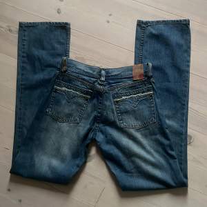 Ett par supercoola lågmidjade jeans som tyvärr inte passar mig💕 skriv om ni har frågor!! Pris kan diskuteras 