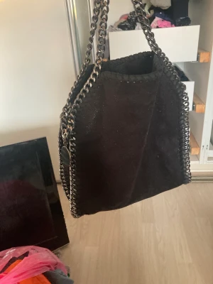 Stella McCartney väska  - Säljer min Stella McCartney liknande väska. Såå snygg och passa till exakt allt. Superbra skick och lite glittrig. Går att ha med både långt o kort band.