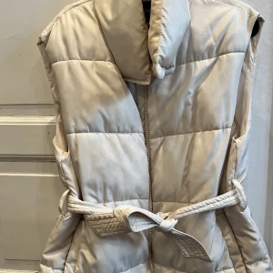 Beige väst från bikbok - En fin väst, i ett bra skick. 
