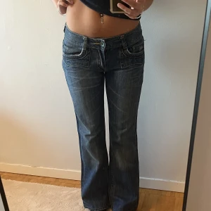 Lågmidjade jeans - Lågmidjade Bootcut jeans i storlek 28. Skriv för nått och fler bilder😊