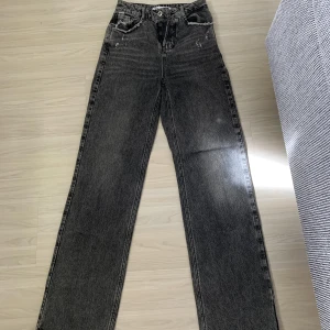 Jeans - Jeans i strl 32 som är får små för mig.