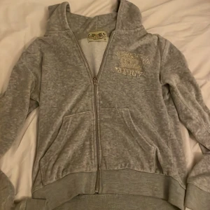 Jättefin juicy couture tröja  - Säljer denna jättesnygga juicy couture tröjan  som är en gammal model storlek M