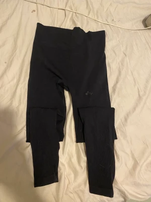 Svarta träningstights - Svarta träningstights storlek M men väldigt töjbara och även min vän med storlek S tyckte dom passade bra. Normalt har jag storlek L men dom passade mig bra ändå.