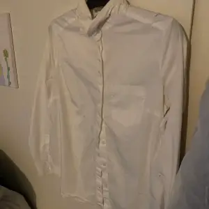 En vit skjorta ifrån h&m har inte användt den en enda gång.