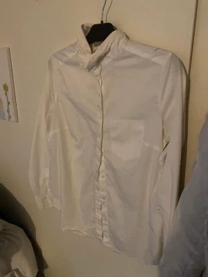 Vit skjorta - En vit skjorta ifrån h&m har inte användt den en enda gång.