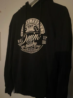 svart denim hoodie - Svart denim hoodie, använd rätt mycket så lite sliten.